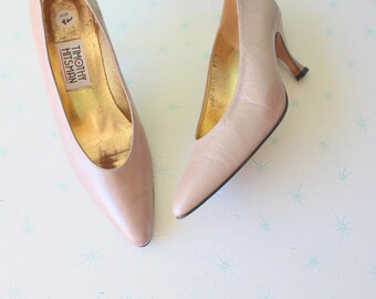 1980s Wedding Retro Designer Heels..size 8.5 women. tan. nude. pumps. shoes. heels. gold. closed toed. mod. fancy. coffee. leather