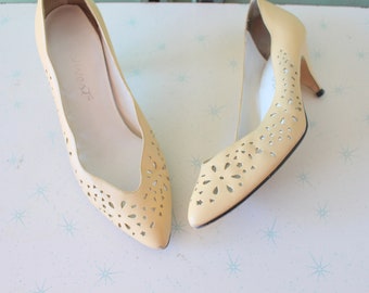 Vintage 9 WEST Yellow Cream Leather Heels....size 7.5 womens...shoes. pumps. 9 west. fancy. bride. glam. party. wedding. designer vintage