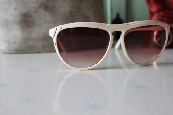 NOS Vintage SUNGLASSES..tan. shades. unisex. eyew… - image 3