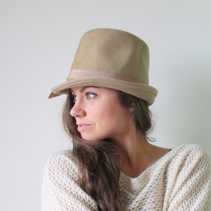 Sombrero vintage de piel color canela de los años 50: detalle de cinta, estilo urbano