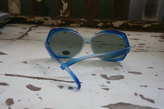 1970s RARE DEADSTOCK Sunglasses..twiggy. womens e… - image 4