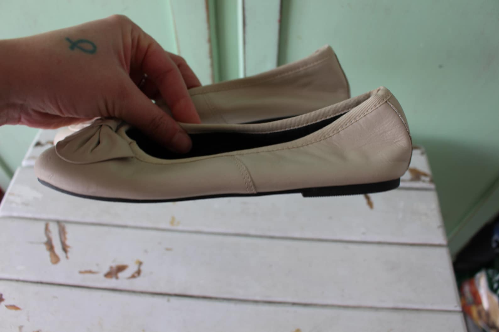 1980s creamy sam and libby flats...size 4 womens...adorable. bow. retro. boho. leather flats. 80s flats. ballet. shoes. designer