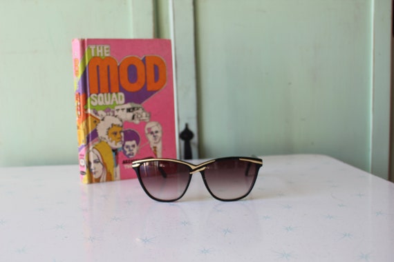 Vintage 1980s MOD GIRL Sunglasses....fancy. big l… - image 2