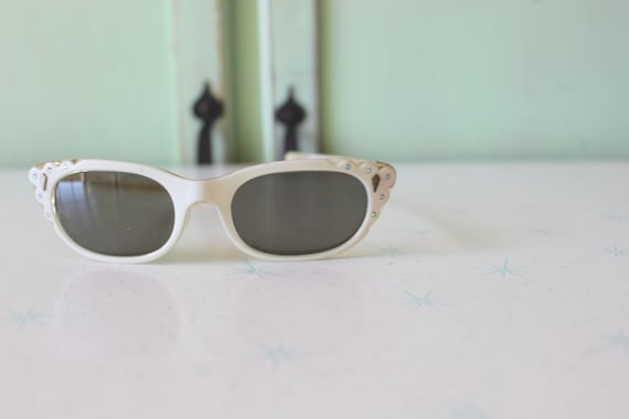 1960s 1970s Vintage Funky Winged Cateye Sunglasse… - image 1