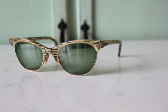 1950s 1960s Vintage CAT EYE Eye Sunglasses...USA.… - image 2