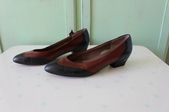 1980s BLACK and BROWN Two Toned Pumps....size 8 w… - image 3