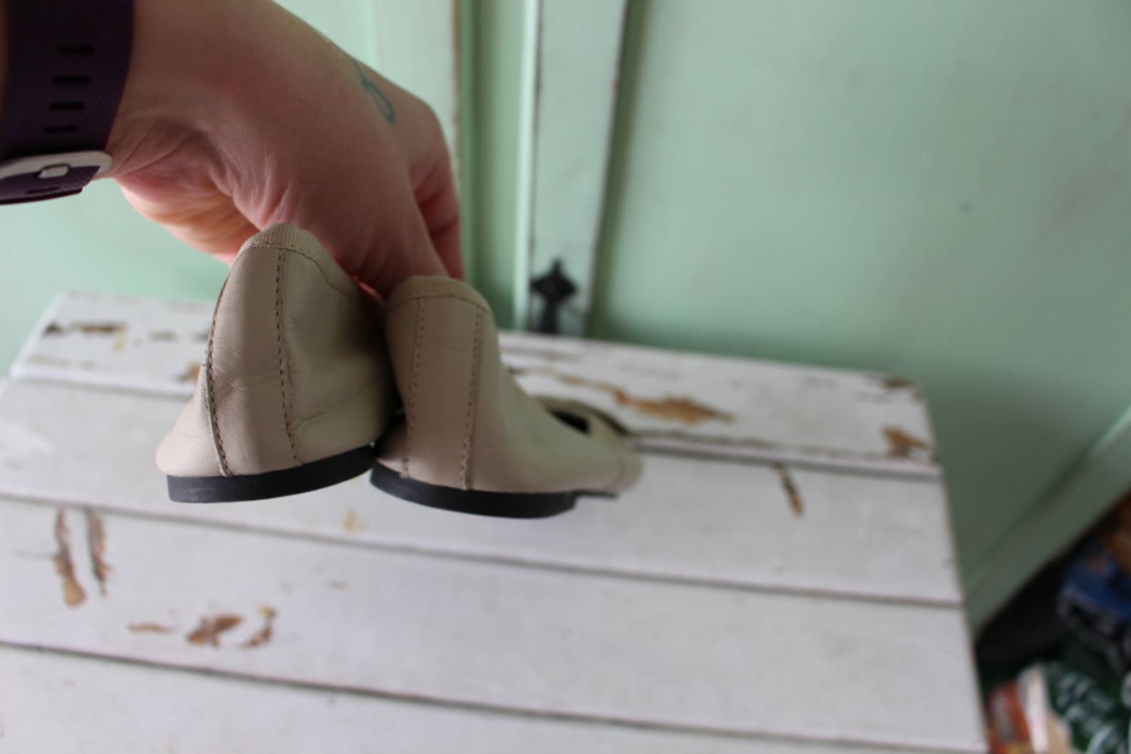 1980s creamy sam and libby flats...size 4 womens...adorable. bow. retro. boho. leather flats. 80s flats. ballet. shoes. designer