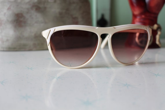 NOS Vintage SUNGLASSES..tan. shades. unisex. eyew… - image 4