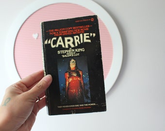 1974 Vintage STEPHEN KING Paperback CARRIE...best seller. fun. epic. collect. horror. scary. vintage. science fiction. novel. motion picture