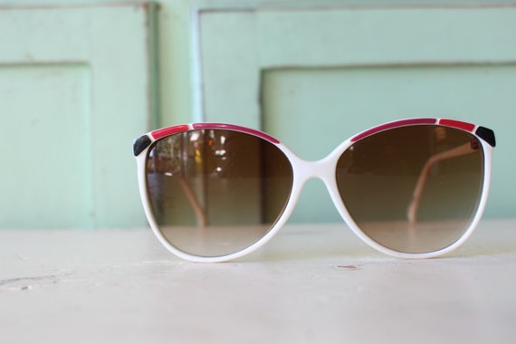 NOS 1980s MOD GIRL Sunglasses...white. oversized.… - image 3