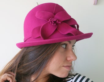 Vintage 1950s Pink Wool Felt Cloche Hat: Floral Mod Style