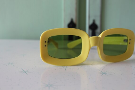 1950s 1960s MOD GIRL Sunglasses...yellow. oversiz… - image 6