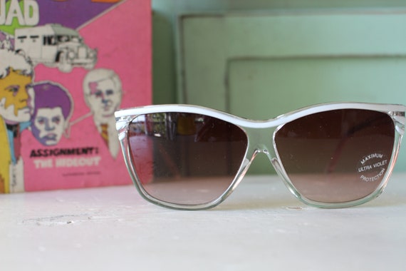 Vintage 1980s MOD GIRL Sunglasses....fancy. big l… - image 3