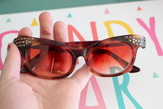 Vintage Winged Cat Eye Sunglasses: 1950s-60s Desi… - image 4