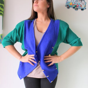 Cárdigan náutico de los años 80: tejido azul y verde con botones dorados