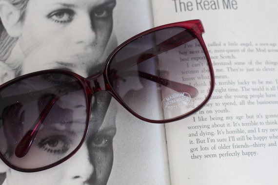 SALE/// Vintage Big Sunglasses....rare. womens ey… - image 3