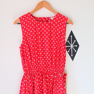 Rode jurk met stippen uit de jaren 80: zijdeachtige retro feestjurk, m/l met riem