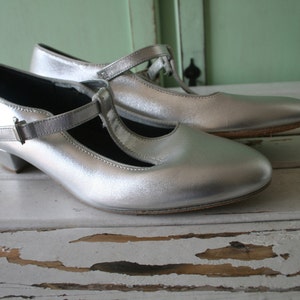 1980s SILVER LEATHER TicTacToe Flats...size 7.5 womens...mod. tictactoes. 1980s. hipster. retro. new vintage. dancing. ballet. indie. dance image 4