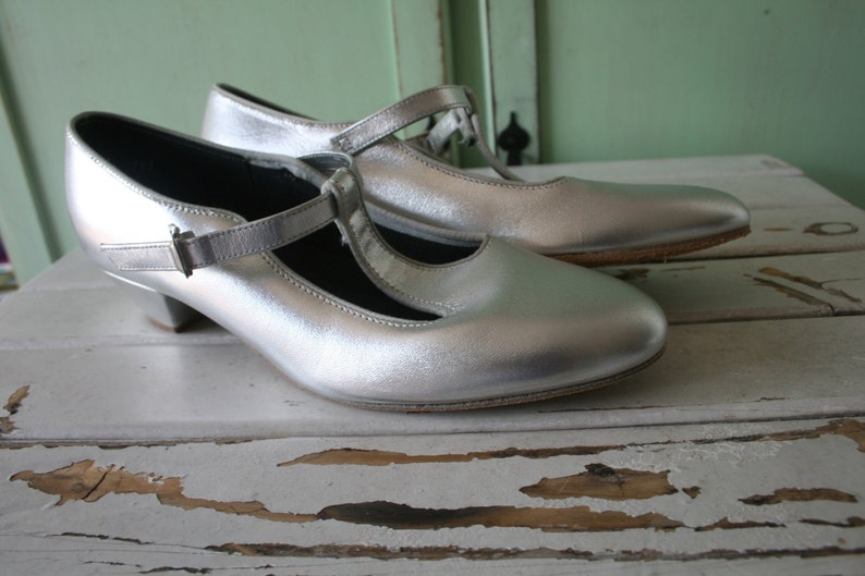 1980s SILVER LEATHER TicTacToe Flats...size 7.5 womens...mod. tictactoes. 1980s. hipster. retro. new vintage. dancing. ballet. indie. dance image 4