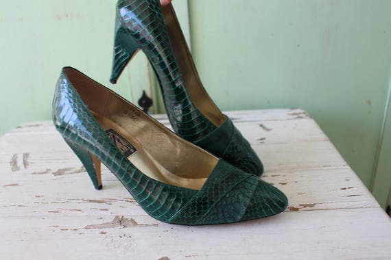 1980s Vintage GREEN LEATHER Heels....size 5.5 wom… - image 4