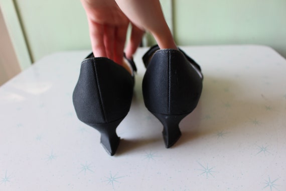 Vintage Black Bow Heels...size 7 womens....satin … - image 4
