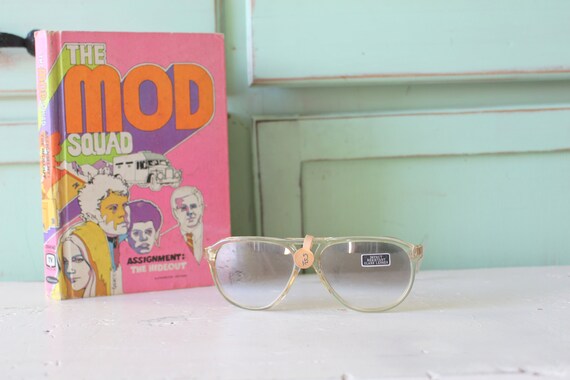 1970s RARE DEADSTOCK Sunglasses..twiggy. womens e… - image 1