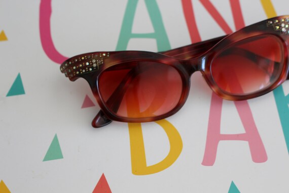 Vintage Winged Cat Eye Sunglasses: 1950s-60s Desi… - image 2