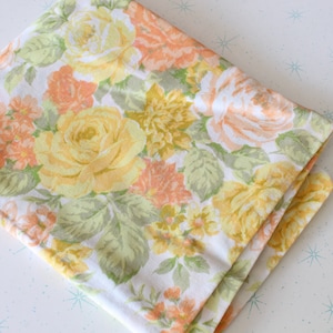 Vintage kussensloop jaren 70 bloemenroze roos: groovy mod slaapkamerdecor