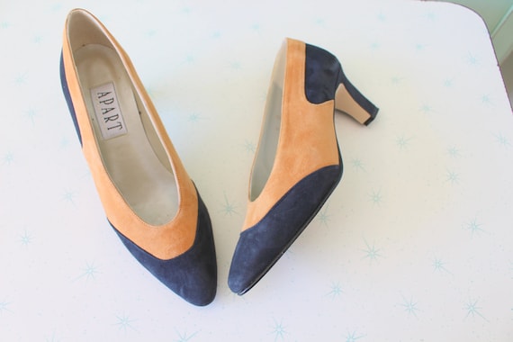 Vintage DESIGNER SUEDE Heels...size 6 womens..heel