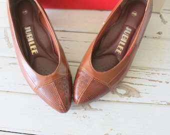 Vintage 1970s 80s Heels.size 6.5 womens.heels. shoes. pumps. designer vintage. brown leather. classic. mod. twiggy. mid century. camel brown