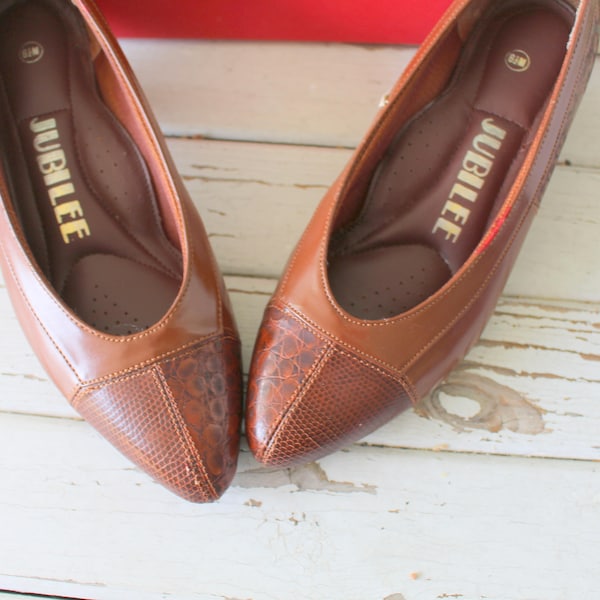 Vintage 1970s 80s Heels.size 6.5 womens.heels. shoes. pumps. designer vintage. brown leather. classic. mod. twiggy. mid century. camel brown