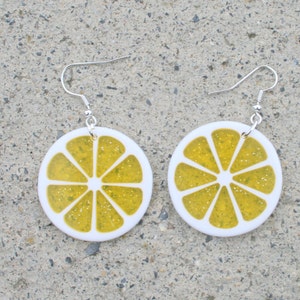 Vintage LEMON Earrings....dangly. cute. kitschy. vintage charms. lemonade. charm earrings. retro. kitsch jewelry. fruit. lemon slice. drink