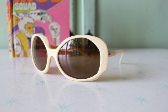 1970s TWIGGY MOD Sunglasses..... rare. twiggy. wo… - image 3