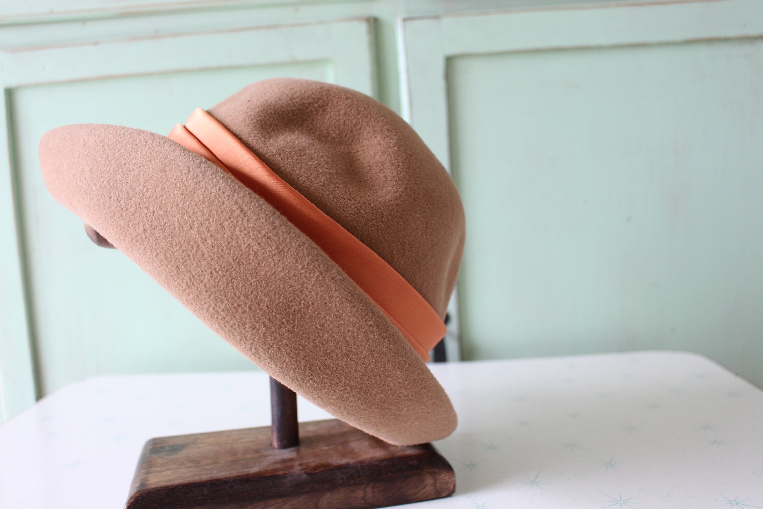 Vintage Marcee Modes Hat Cloche Womens One Size Orange Wool Felt Feather 60s Vintage Brown Felt Cloche Hat: Orange Feather, 1940s Style  main image 2