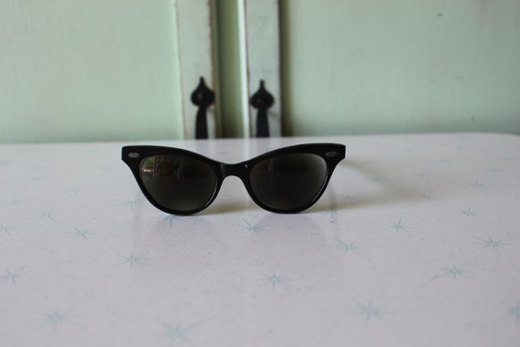 1960s 1970s Vintage Funky Cateye Sunglasses......… - image 2