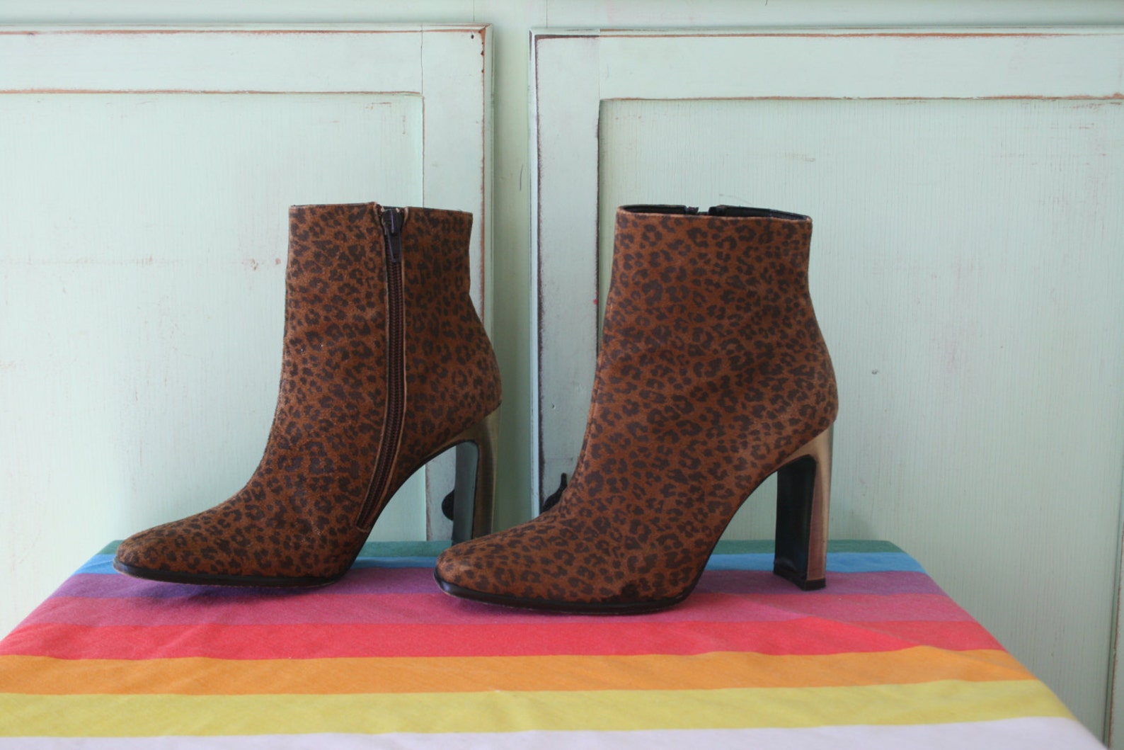 1980s leopard boots...leather. flats. 1980s. hipster. retro. closed toed. dancing. ballet. indie. animal print. heeled boots. st