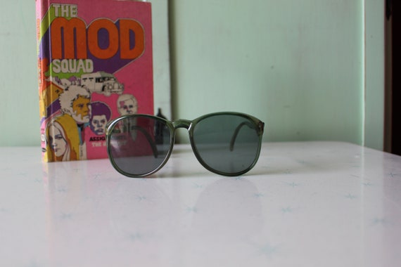 1970s 1980s Vintage GREEN Mod Sunglasses....hip. … - image 3