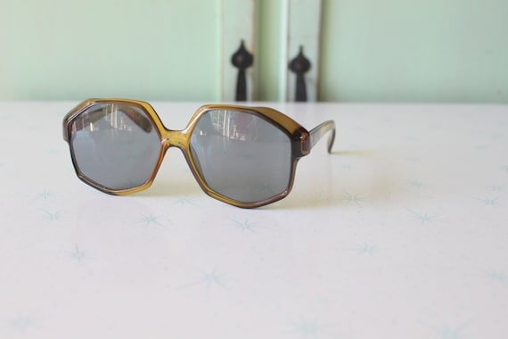 Vintage Green Mod Taiwan ROC 1970s 1980s Sunglass… - image 1