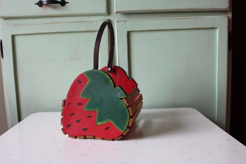 1970s STRAWBERRY Wooden Purse......retro. summer. colorful. kitsch. mod. beach. handbag. 1970s. indie. colorful. fruit patch. strawberry. image 4