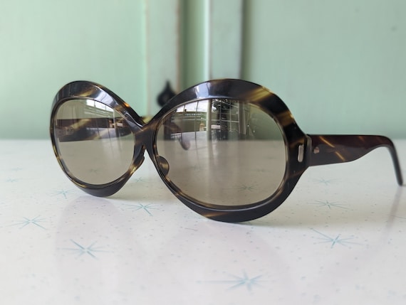 Vintage 1960s 1970s Groovy Sunglasses....dapper. … - image 2