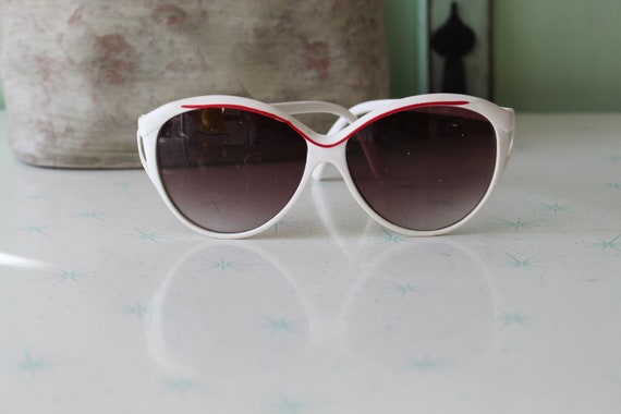 NOS 1980s MOD GIRL Sunglasses...white. oversized.… - image 2