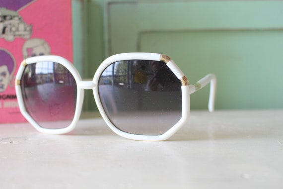 Vintage 1980s MOD GIRL Sunglasses....fancy. big le