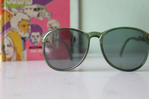 1970s 1980s Vintage GREEN Mod Sunglasses....hip. … - image 5