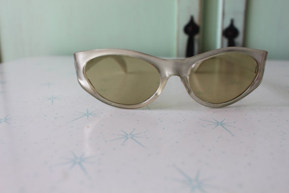 1950s 1960s Cat Eye Sunglasses...vintage eyewear.… - image 3