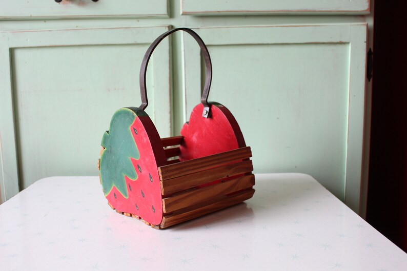 1970s STRAWBERRY Wooden Purse......retro. summer. colorful. kitsch. mod. beach. handbag. 1970s. indie. colorful. fruit patch. strawberry. image 2