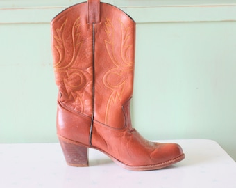 Vintage WESTERN HIPPIE Heeled Boots..camel brown. . cowboy. brown leather. country girl. western. cowgirl. vintage boots. indie