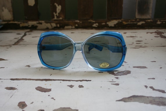 1970s RARE DEADSTOCK Sunglasses..twiggy. womens e… - image 2