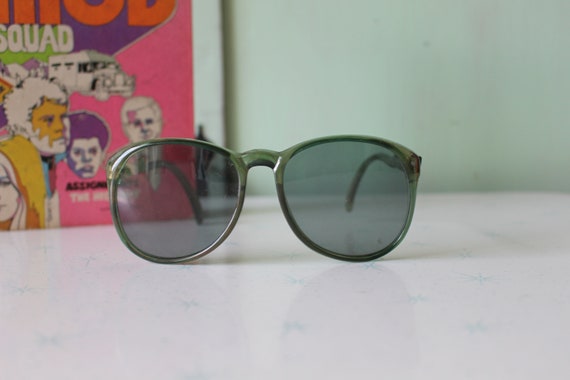 1970s 1980s Vintage GREEN Mod Sunglasses....hip. … - image 2