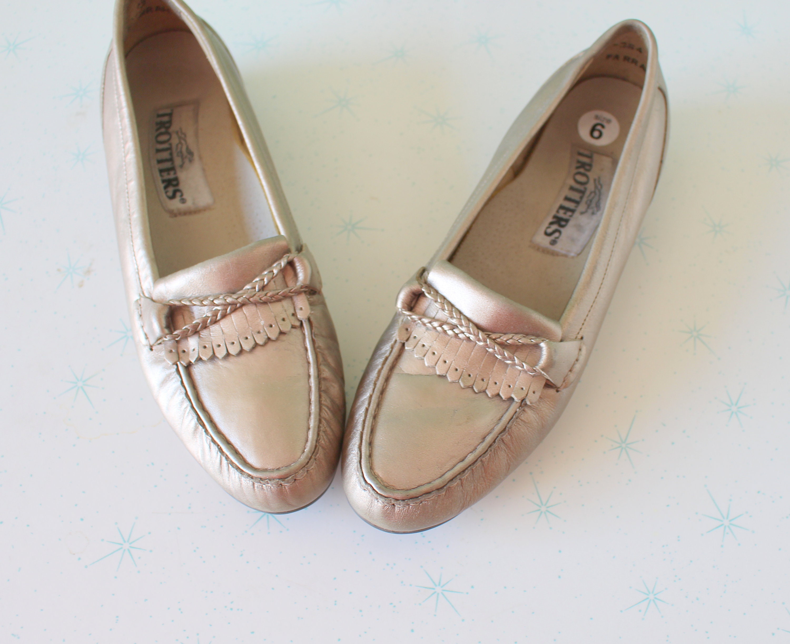 Sale Vintage Gold OXFORDSsize 6.5 womensloafers. oxfords. Chic. Shoes. Flats. Mod. Classic. Librarian. Indie. Aztec. Urban. Retro