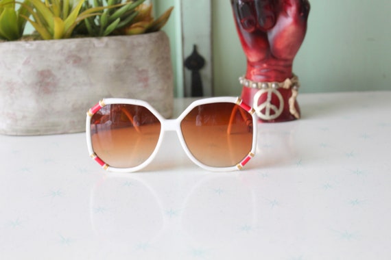Vintage 1980s MOD GIRL Sunglasses....fancy. big le